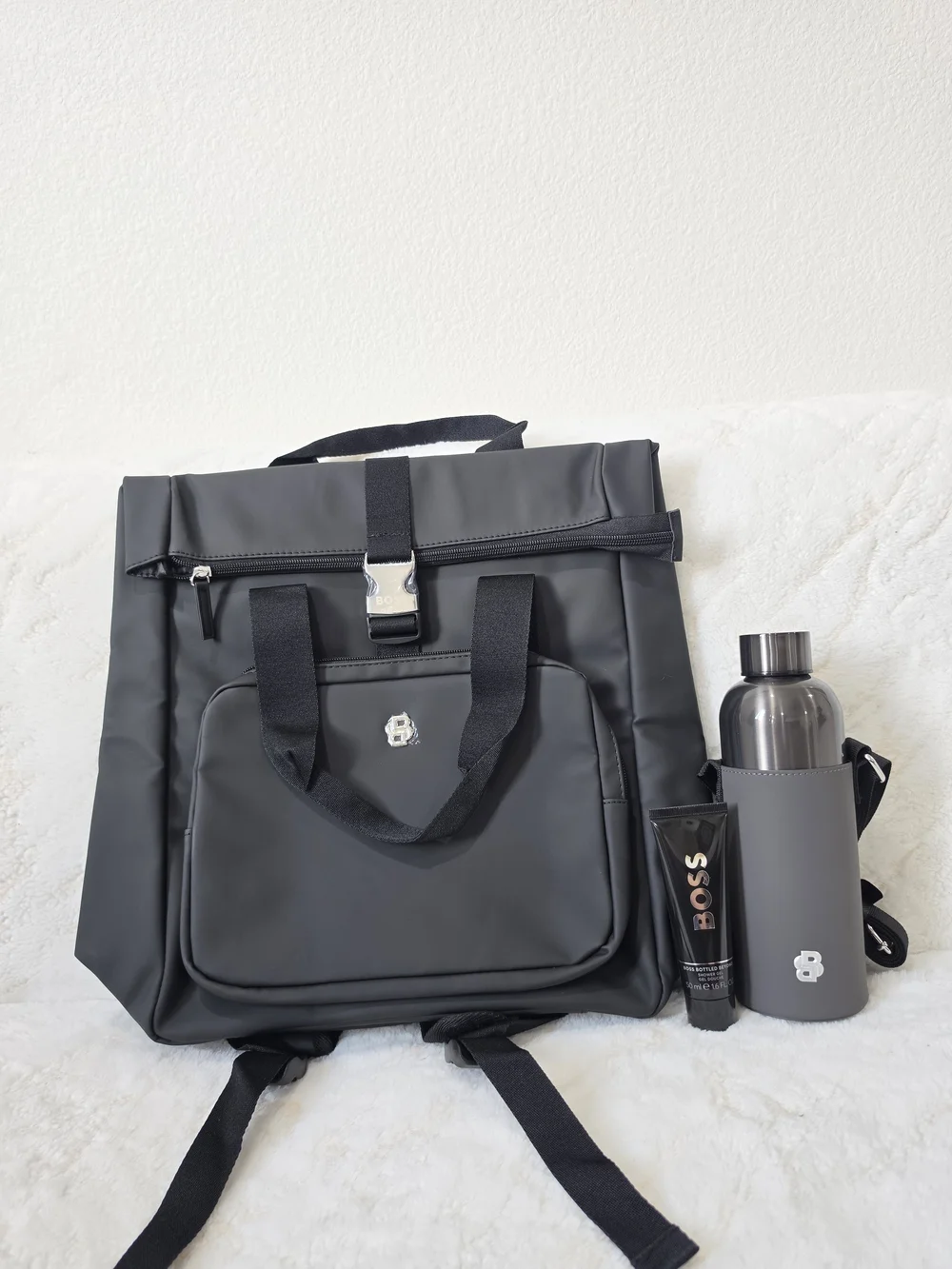 Hugo Boss Men Back Pack and Portable Water Bottle Set.